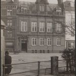 The earliest known photograph of Quay Head House, taken in 1906 for Bristol Municipal Charities’ survey of its properties. The White Lion is on the left.