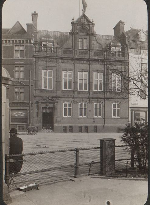 The earliest known photograph of Quay Head House, taken in 1906 for Bristol Municipal Charities’ survey of its properties. The White Lion is on the left.