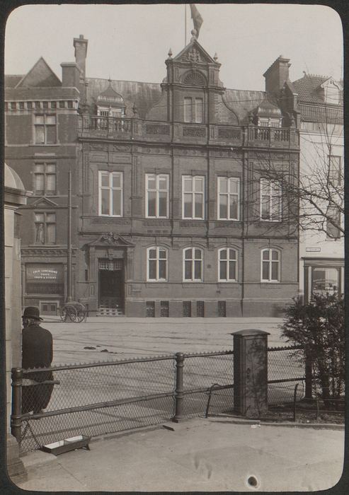 The earliest known photograph of Quay Head House, taken in 1906 for Bristol Municipal Charities’ survey of its properties. The White Lion is on the left.